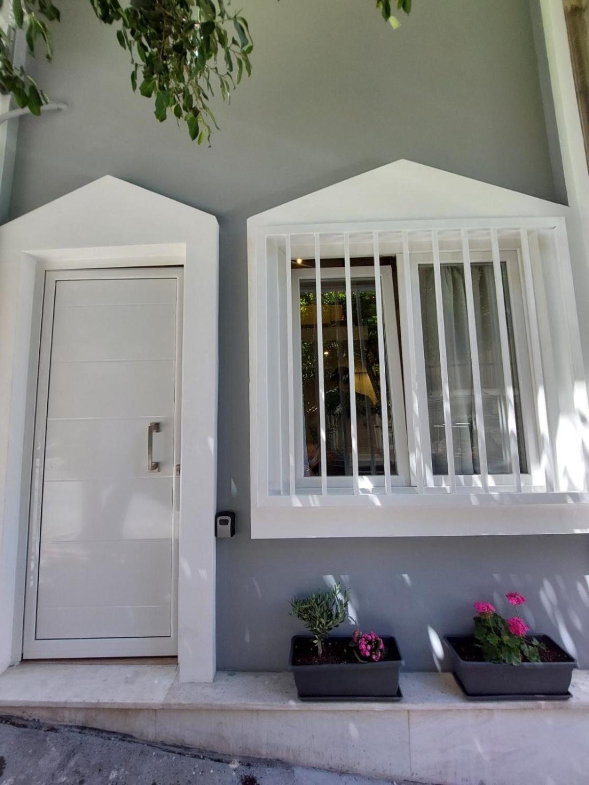 Urban Minimalistic Maisonette! Athens